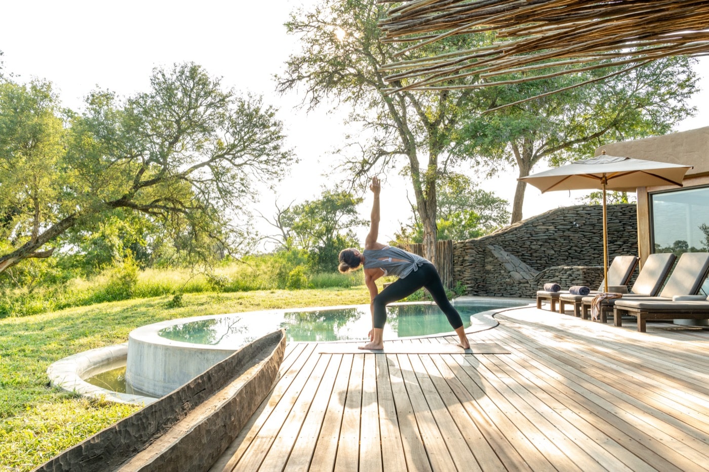 Yoga al amanecer o al atardecer